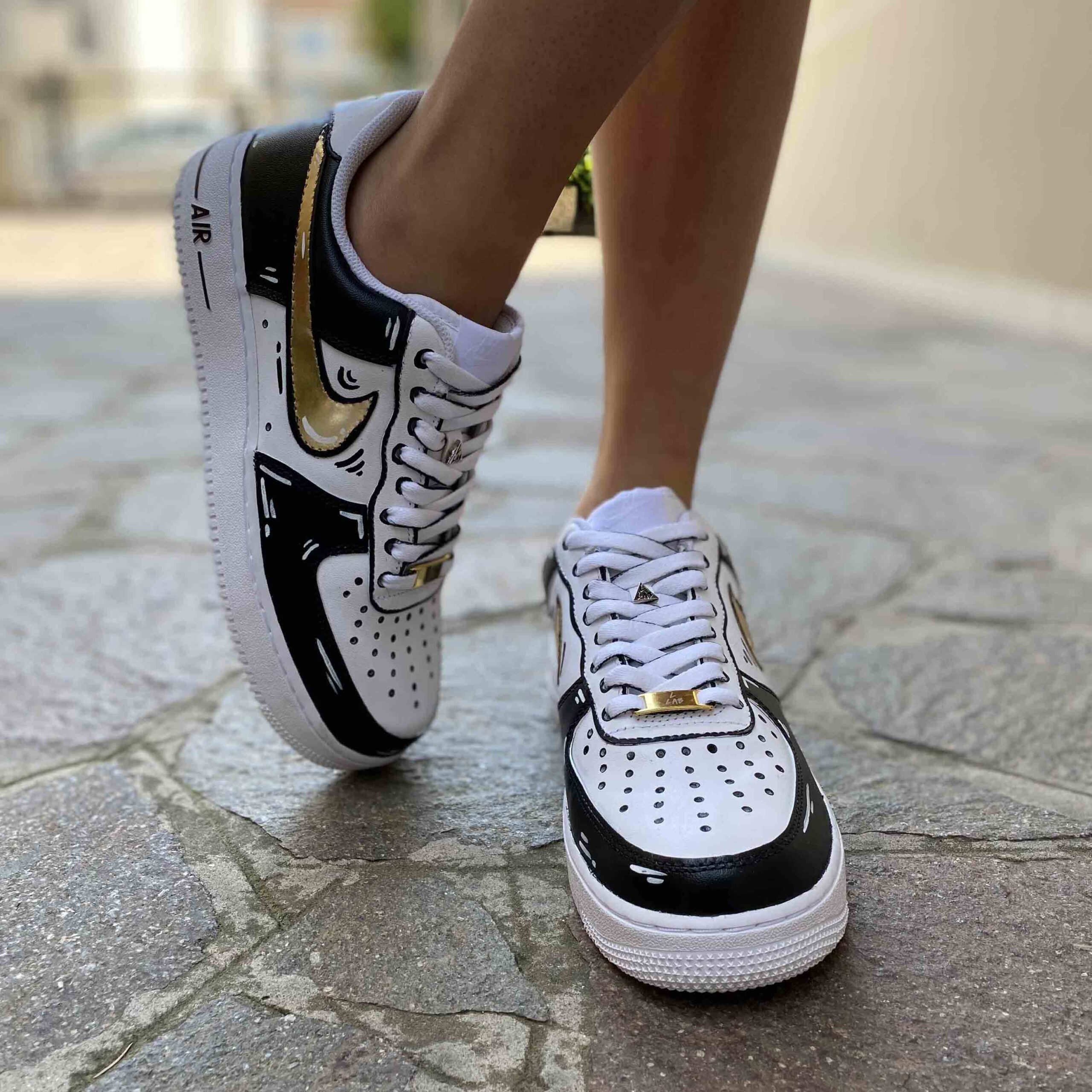 Nike Air Force One Custom Cartoon Dipinta a Mano Inserti Neri e Swoosh Oro