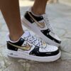 Nike Air Force One Custom Cartoon Dipinta a Mano Inserti Neri e Swoosh Oro