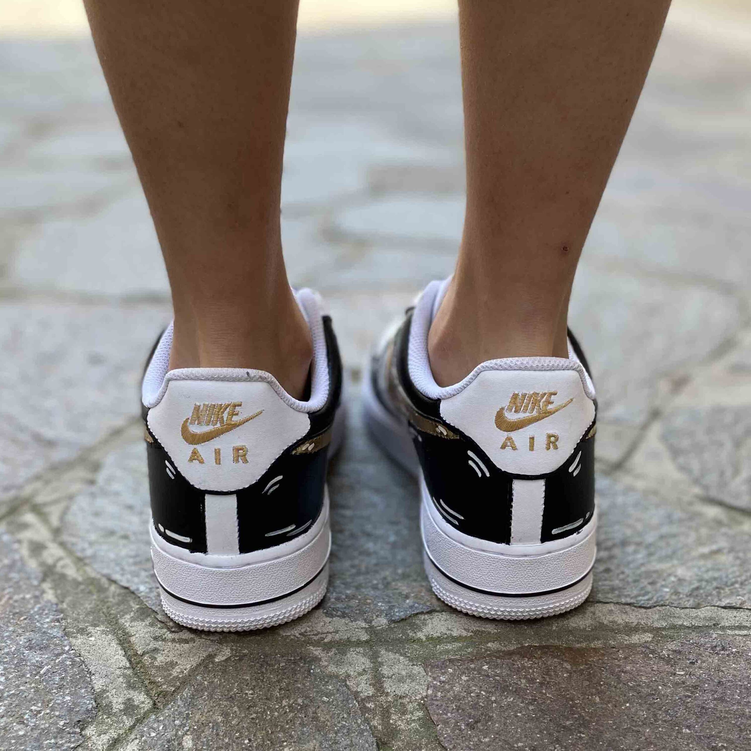 Nike Air Force One Custom Cartoon Dipinta a Mano Inserti Neri e Swoosh Oro