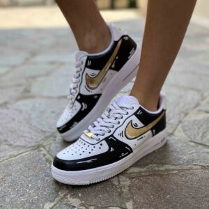 Nike Air Force One Custom Cartoon Dipinta a Mano Inserti Neri e Swoosh Oro