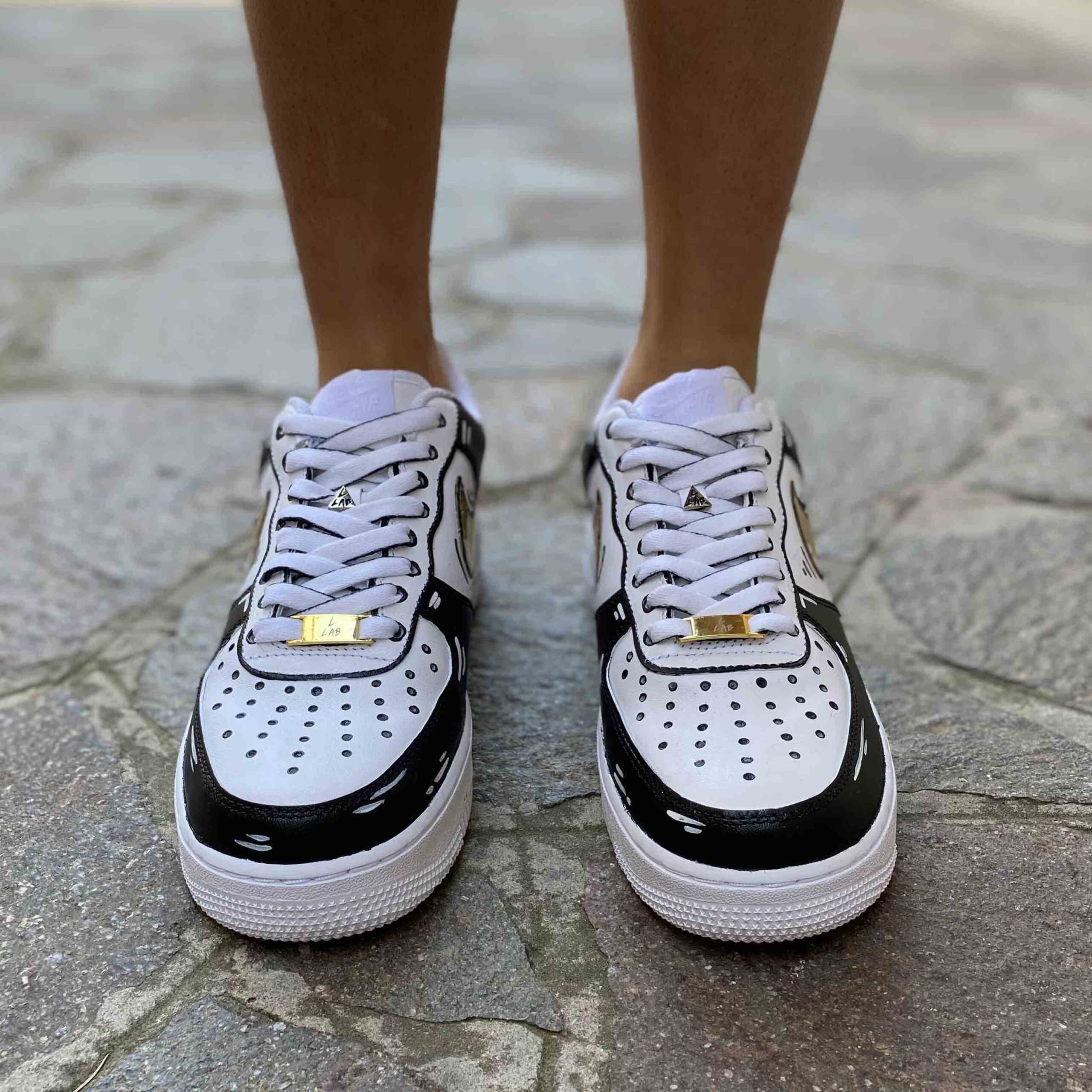 Nike Air Force One Custom Cartoon Dipinta a Mano Inserti Neri e Swoosh Oro