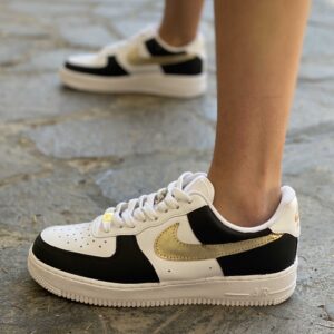 Nike Air Force One Custom Dipinta a Mano Inserti Neri e Swoosh Oro