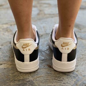 Nike Air Force One Custom Dipinta a Mano Inserti Neri e Swoosh Oro