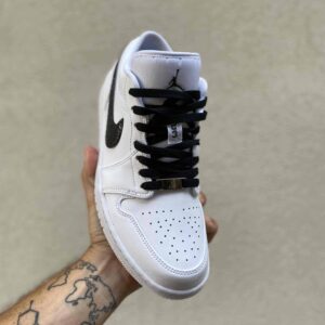 Nike Jordan 1 Custom Low Dipinta a Mano, Swoosh Squamato e Lacci Neri