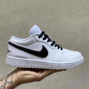 Nike Jordan 1 Custom Low Dipinta a Mano, Swoosh Squamato e Lacci Neri
