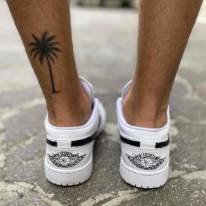 Nike Jordan 1 Custom Low Dipinta a Mano, Swoosh Squamato e Lacci Neri