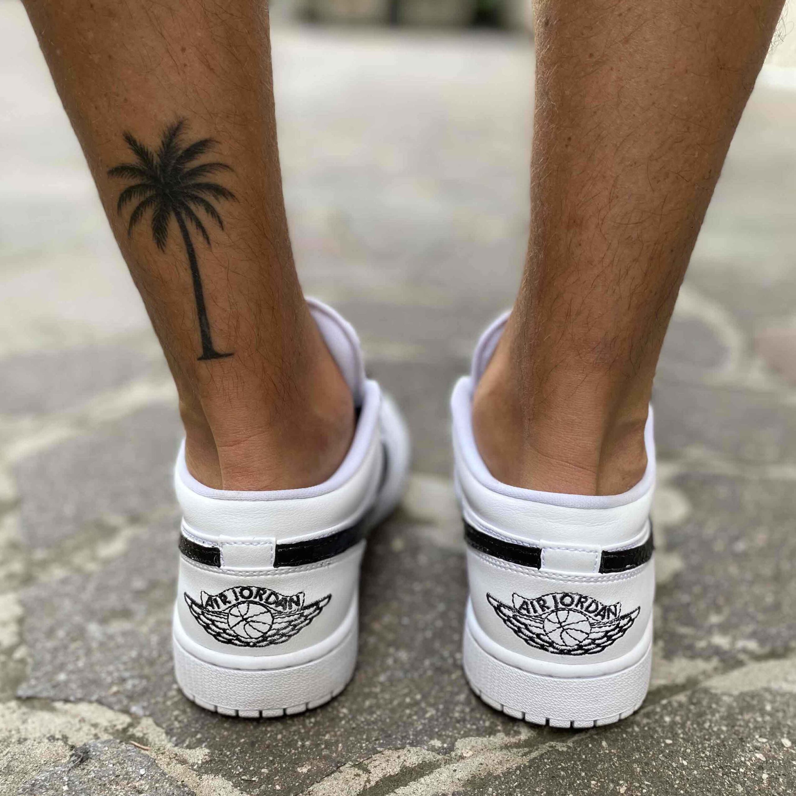 Nike Jordan 1 Custom Low Dipinta a Mano, Swoosh Squamato e Lacci Neri