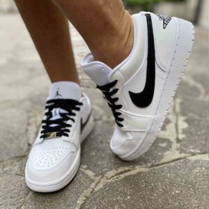 Nike Jordan 1 Custom Low Dipinta a Mano, Swoosh Squamato e Lacci Neri