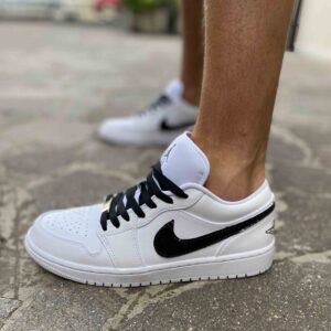 Nike Jordan 1 Custom Low Dipinta a Mano, Swoosh Squamato e Lacci Neri