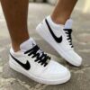 Nike Jordan 1 Custom Low Dipinta a Mano, Swoosh Squamato e Lacci Neri