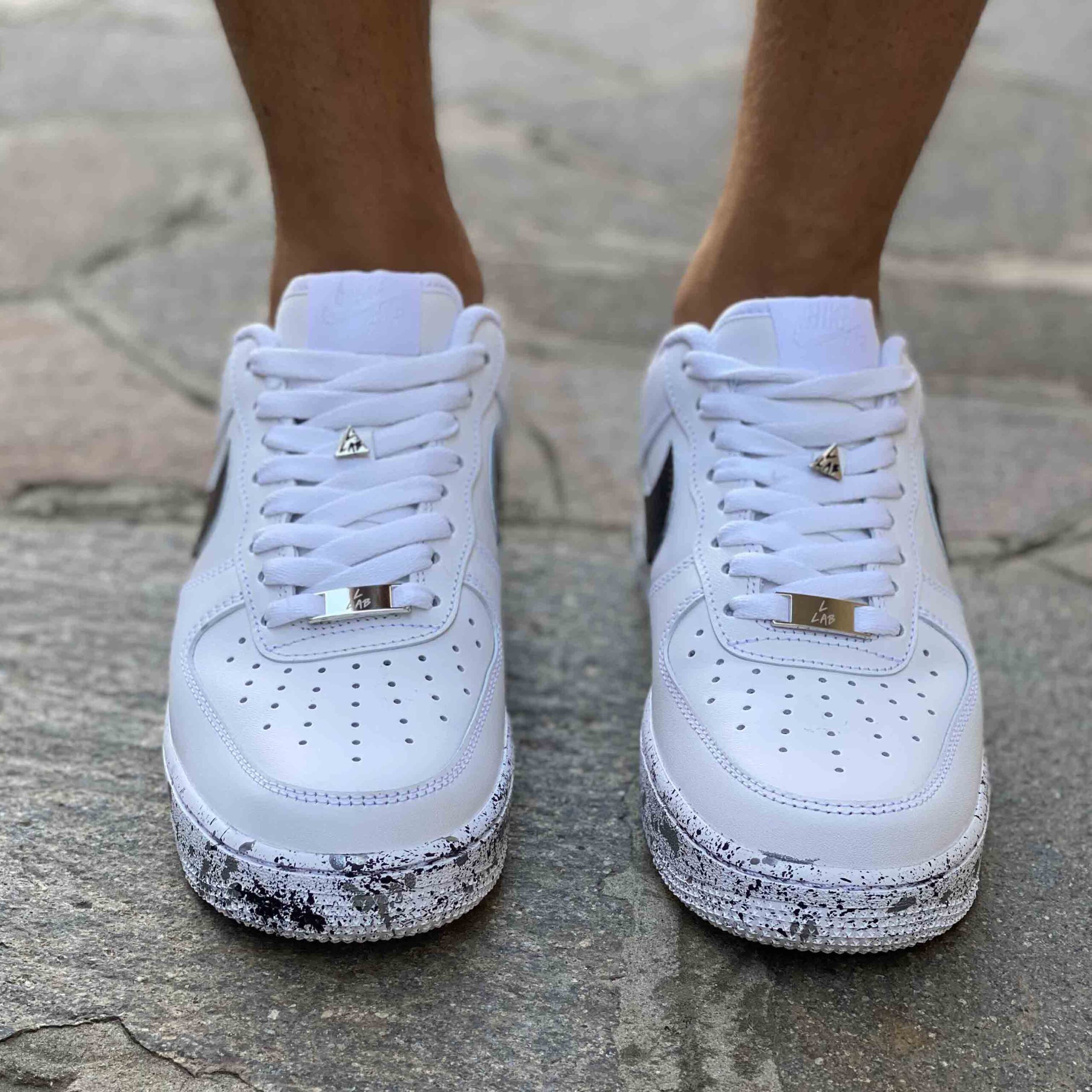 Nike Air Force One Custom Swoosh Goccia e Sporcatura Argento e Nera