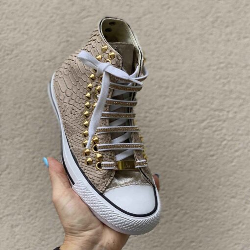 Converse All Star Personalizzate Squamato Beige, linguetta Ciniglia, Borchie a Cono Basso e Occhielli Oro, Lacci Strass