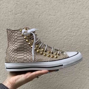 Converse All Star Personalizzate Squamato Beige, linguetta Ciniglia, Borchie a Cono Basso e Occhielli Oro, Lacci Strass