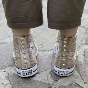 Converse All Star Personalizzate Squamato Beige, linguetta Ciniglia, Borchie a Cono Basso e Occhielli Oro, Lacci Strass