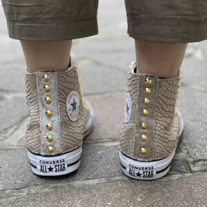Converse All Star Personalizzate Squamato Beige, linguetta Ciniglia, Borchie a Cono Basso e Occhielli Oro