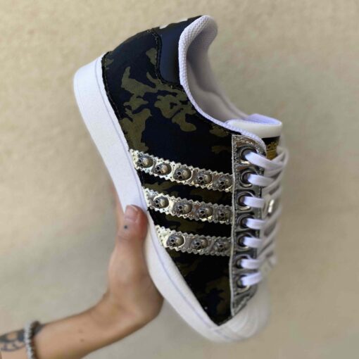 Adidas Superstar Personalizzate Camouflage Bande Specchio e Borchie a Teschio