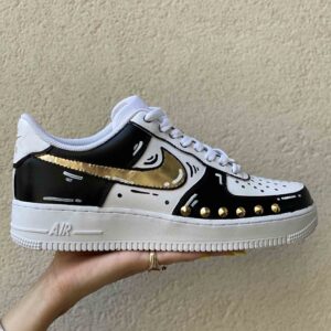 Nike Air Force One Custom Cartoon Dipinta a Mano Inserti Neri e Swoosh Oro Specchiato con Borchie Dorate