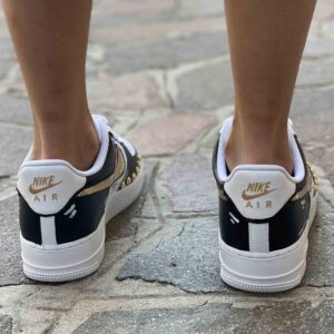 Nike Air Force One Custom Cartoon Dipinta a Mano Inserti Neri e Swoosh Oro Specchiato con Borchie Dorate