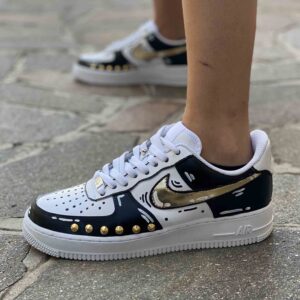 Nike Air Force One Custom Cartoon Dipinta a Mano Inserti Neri e Swoosh Oro Specchiato con Borchie Dorate