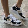 Nike Air Force One Custom Cartoon Dipinta a Mano Inserti Neri e Swoosh Oro Specchiato con Borchie Dorate