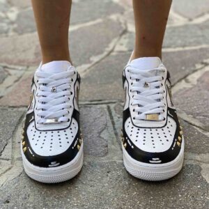 Nike Air Force One Custom Cartoon Dipinta a Mano Inserti Neri e Swoosh Oro Specchiato con Borchie Dorate