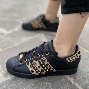 Adidas Superstar Core Black Personalizzate Bande Leo e Borchie Oro