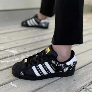 Adidas Superstar Core Black Personalizzate Tattoo Old School e Borchie