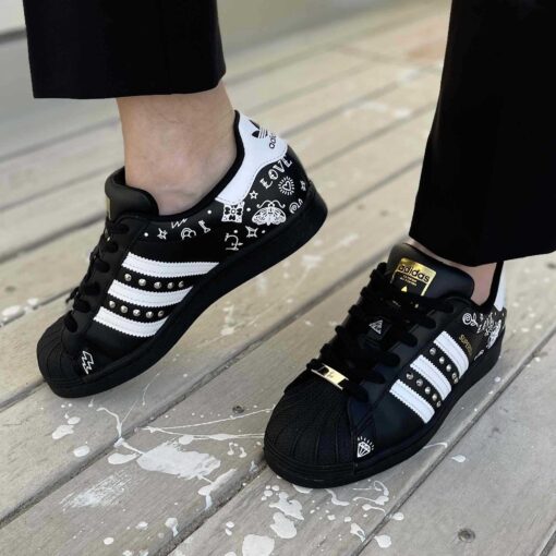 Adidas Superstar Core Black Personalizzate Tattoo Old School e Borchie