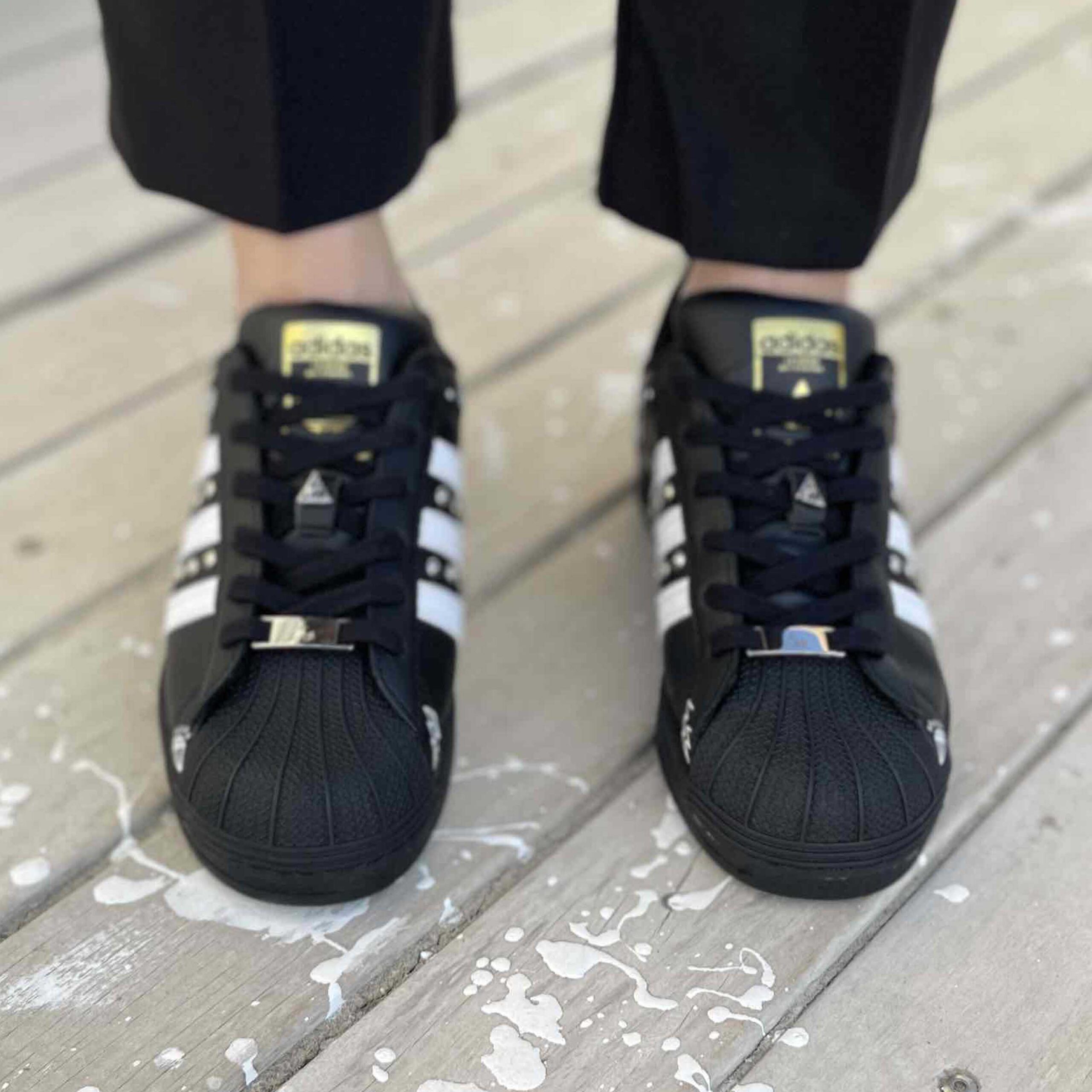 Adidas Superstar Core Black Personalizzate Tattoo Old School e Borchie