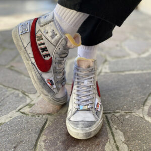Nike Blazer Customized Dipinte a Mano Swoosh Rosso, Tags e Sporcatura Vintage