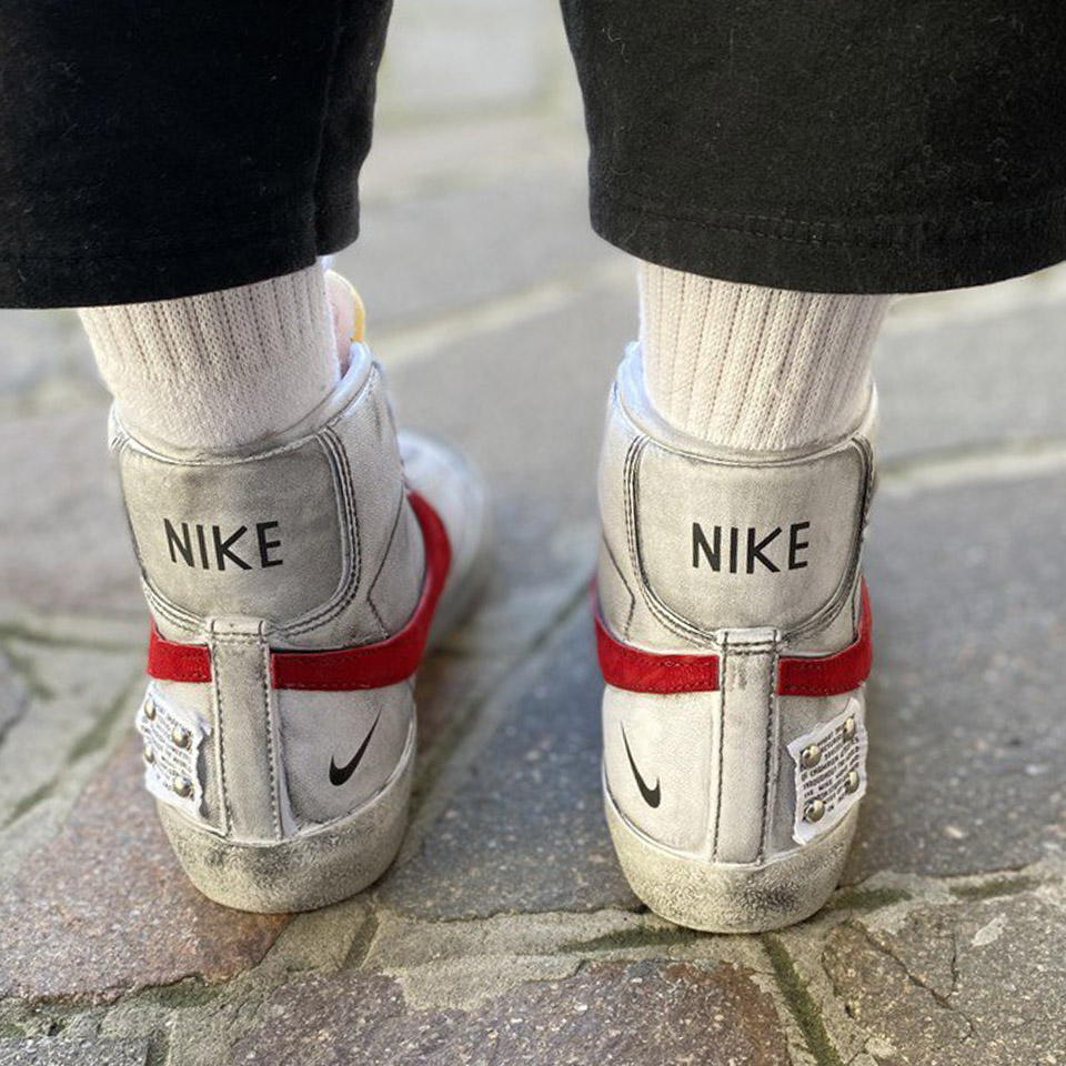Nike Blazer Customized Dipinte a Mano Swoosh Rosso, Tags e Sporcatura Vintage