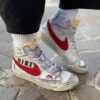 Nike Blazer Customized Dipinte a Mano Swoosh Rosso, Tags e Sporcatura Vintage