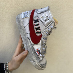 Nike Blazer Customized Dipinte a Mano Swoosh Rosso, Tags e Sporcatura Vintage