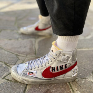 Nike Blazer Customized Dipinte a Mano Swoosh Rosso, Tags e Sporcatura Vintage