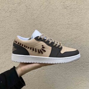 Nike Jordan 1 Custom Low Dipinta a Mano Marrone e Beige, Swoosh Lana Marrone