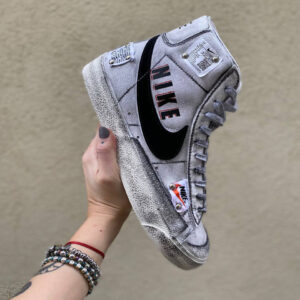 Nike Blazer Customized Dipinte a Mano Swoosh Nero, Tags e Sporcatura Vintage