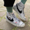 Nike Blazer Customized Dipinte a Mano Swoosh Nero, Tags e Sporcatura Vintage