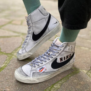 Nike Blazer Customized Dipinte a Mano Swoosh Nero, Tags e Sporcatura Vintage