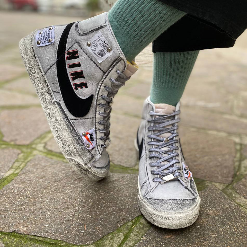 Nike Blazer Customized Dipinte a Mano Swoosh Nero, Tags e Sporcatura Vintage