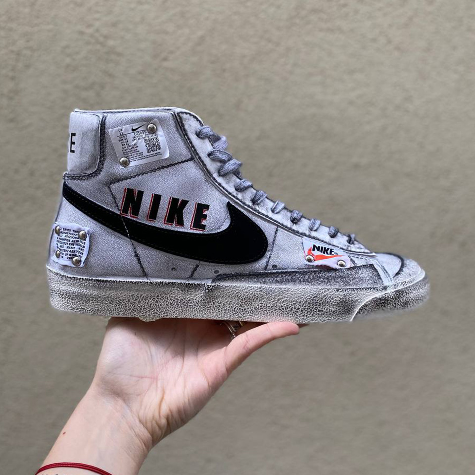 Nike Blazer Customized Dipinte a Mano Swoosh Nero, Tags e Sporcatura Vintage