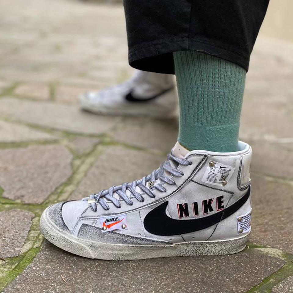 Nike Blazer Customized Dipinte a Mano Swoosh Nero, Tags e Sporcatura Vintage