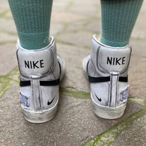 Nike Blazer Customized Dipinte a Mano Swoosh Nero, Tags e Sporcatura Vintage