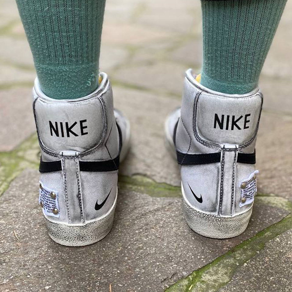 Nike Blazer Customized Dipinte a Mano Swoosh Nero, Tags e Sporcatura Vintage