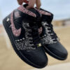 Nike Jordan 1 Custom Total Black Swoosh e Inserti Glitter Rosa e Argento con Borchie