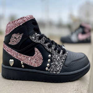 Nike Jordan 1 Custom Total Black Swoosh e Inserti Glitter Rosa e Argento con Borchie