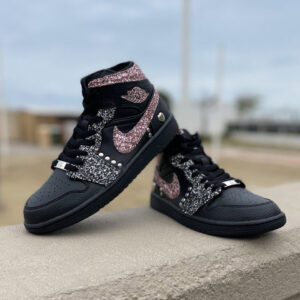 Nike Jordan 1 Custom Total Black Swoosh e Inserti Glitter Rosa e Argento con Borchie