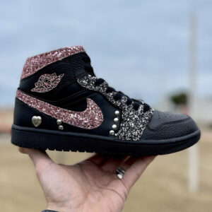 Nike Jordan 1 Custom Total Black Swoosh e Inserti Glitter Rosa e Argento con Borchie