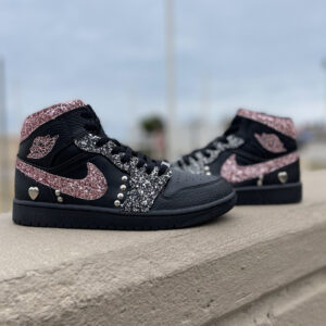 Nike Jordan 1 Custom Total Black Swoosh e Inserti Glitter Rosa e Argento con Borchie