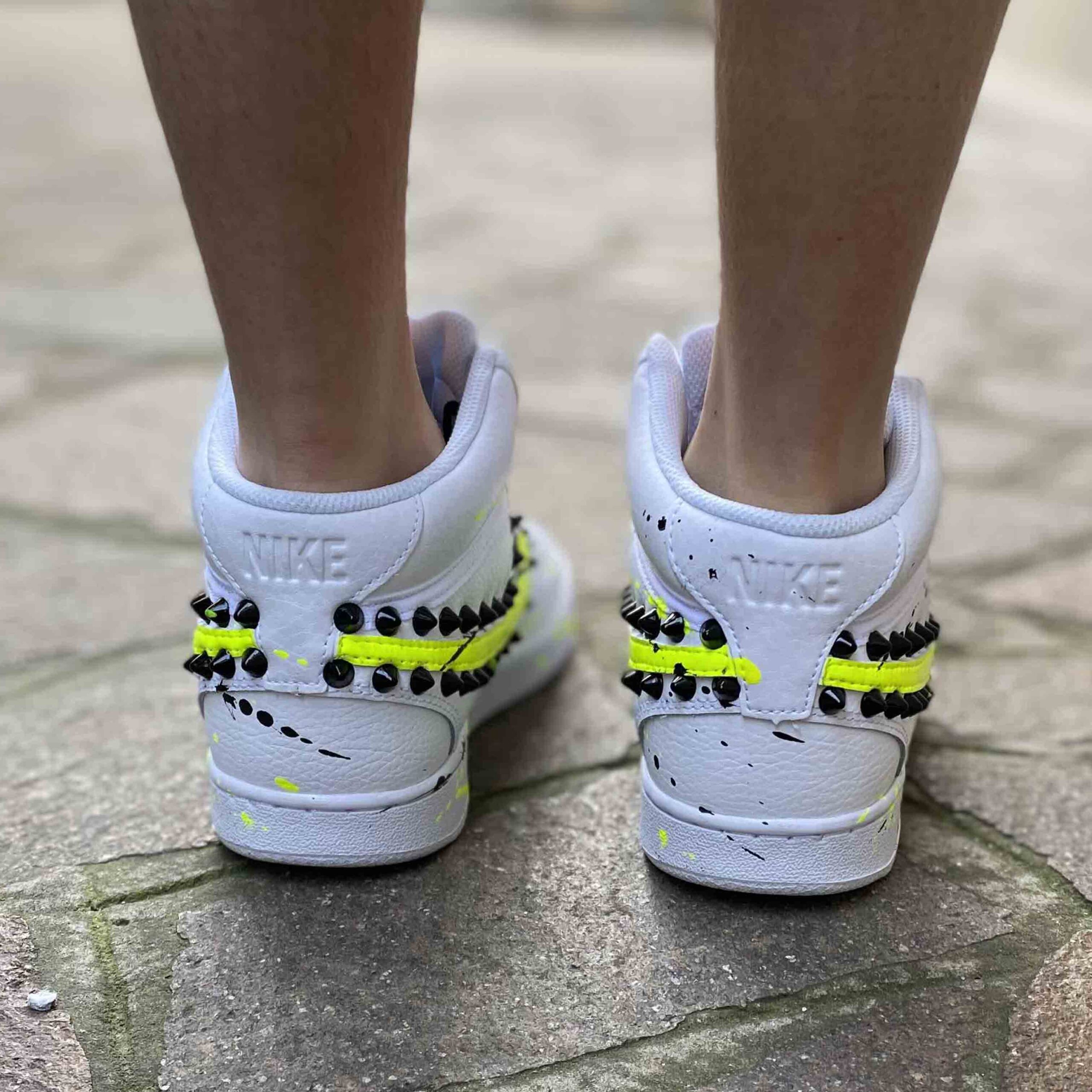 Nike Court Vision Custom Mid Borchie Lacci Neri e Swoosh Giallo Fluo