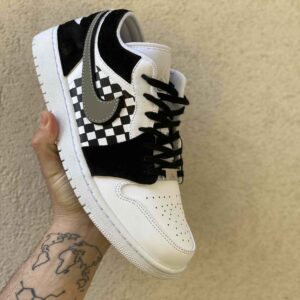 Nike Jordan 1 Custom Low Dipinta a Mano Scacchi, Doppio Swoosh, Lacci Neri